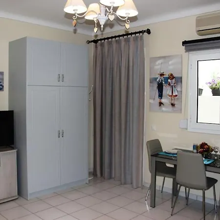 The Blue Studio, 1 Min Walk From Apartment Kalamaki (Chania)